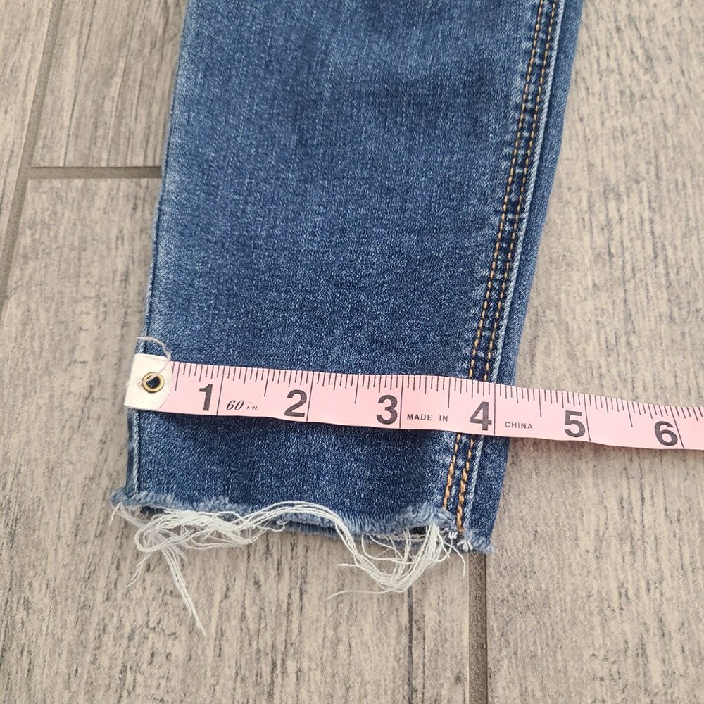 Old Navy Women's Skinny Jeans in Medium Blue Wash - Picture 5 of 11